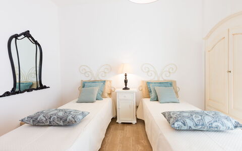 Villa Stelladali: Schlafzimmer, Zimmer, Bett, Möbel, Eigentum, Interior Design, Bettdecke, Design, Bettrahmen, Suite