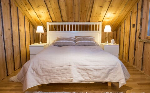 Villa Aurora: Bett, Schlafzimmer, Bedding, Möbel, Bettdecke, Interior Design, Holz, Flooring, Fussboden, Linens
