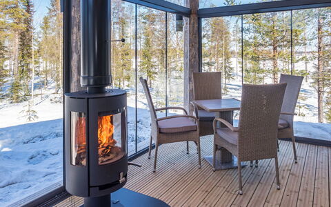 Villa Aurora: Holzbeize, Wohnzimmer, Hartholz, Holzofen, Holzboden, Veranda, Light Fixture, Outdoor Struktur, Deck