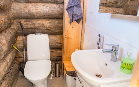 Villa Aurora: Holz, Toilleten Sitz, Flooring, Fussboden, Armatur, Toilette, Installation, Holzbeize, Badezimmer, Hartholz