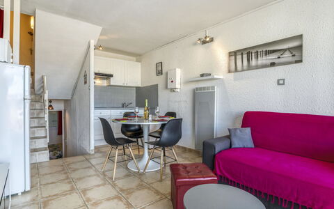 Le Grau du Roi 205: Tabelle, Möbel, Couch, Eigentum, Gebäude, Holz, Interior Design, Wohnzimmer, Flooring, Fussboden