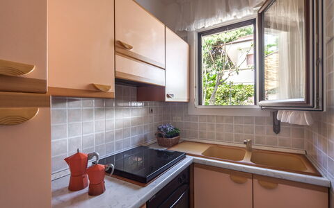 Villa Victory: Eigentum, Zimmer, Countertop, Cabinetry, Küche, Möbel, Gebäude, Haus, Interior Design, Grundeigentum