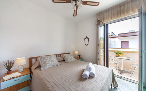 Villa Victory: Schlafzimmer, Zimmer, Möbel, Eigentum, Deckenventilator, Bett, Bettdecke, Interior Design, Gebäude, Decke