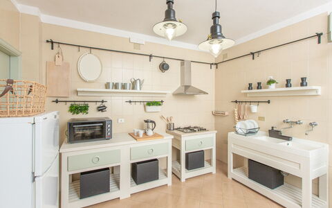 La Terrazza Vista Mare Di Marco: Zimmer, Eigentum, Möbel, Interior Design, Küche, Gebäude, Cabinetry, Haus, Fussboden, Regal