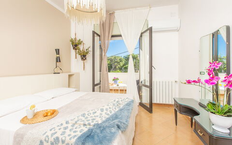 La Terrazza Vista Mare Di Marco: Schlafzimmer, Zimmer, Eigentum, Möbel, Bett, Interior Design, Gebäude, Suite, Grundeigentum, Haus