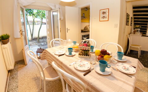 Angelina: Zimmer, Eigentum, Möbel, Tabelle, Interior Design, Gebäude, Esszimmer, Haus, Grundeigentum, Zuhause