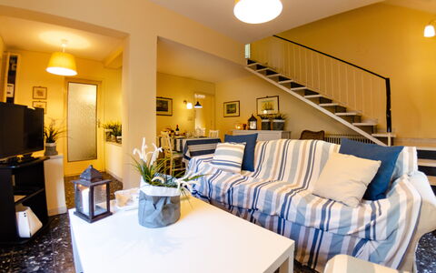 Angelina: Zimmer, Eigentum, Möbel, Gebäude, Interior Design, Wohnzimmer, Grundeigentum, Zuhause, Haus, Suite