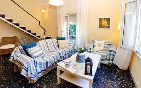 Angelina: Zimmer, Möbel, Eigentum, Wohnzimmer, Interior Design, Blau, Gelb, Gebäude, Schlafzimmer, Grundeigentum
