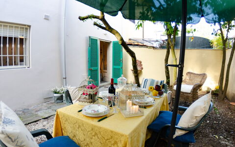 Angelina: Eigentum, Zimmer, Türkis, Möbel, Haus, Tabelle, Grundeigentum, Terrasse, Gebäude, Hinterhof