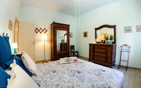 Angelina: Schlafzimmer, Zimmer, Möbel, Eigentum, Bett, Interior Design, Bettdecke, Gebäude, Fussboden, Decke