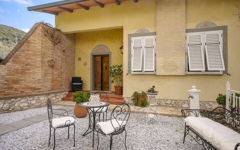 Villa Manuela: Pflanze, Gebäude, Eigentum, Fenster, Möbel, Tür, Interior Design, Schatten, Nachbarschaft, Stuhl