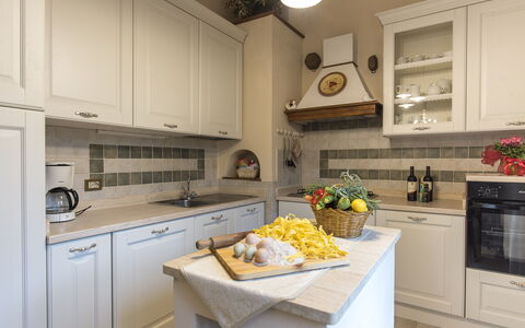 Villa Manuela: Cabinetry, Countertop, Eigentum, Essen, Küchengerät, Gebäude, Küche, Herd, Interior Design, Haushaltsgerät