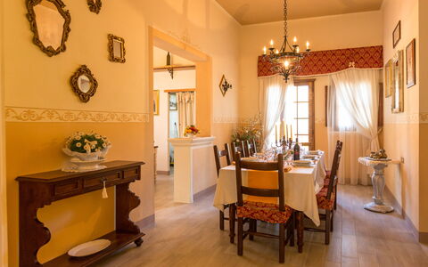 Villa Manuela: Zimmer, Eigentum, Interior Design, Möbel, Esszimmer, Gebäude, Fussboden, Decke, Gelb, Grundeigentum
