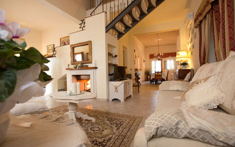 Villa Manuela: Eigentum, Zimmer, Interior Design, Gebäude, Möbel, Haus, Wohnzimmer, Schlafzimmer, Grundeigentum, Zuhause