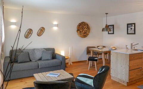 Celerina 11: Wohnzimmer, Zimmer, Möbel, Interior Design, Eigentum, Fussboden, Gebäude, Tabelle, Haus, Wand