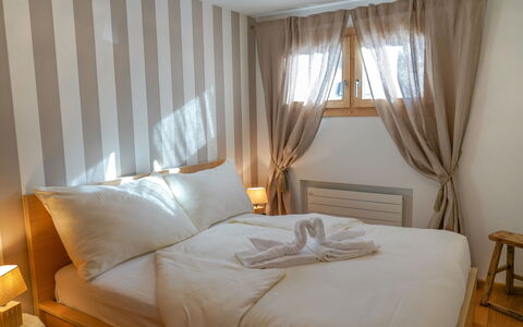 Celerina 11: Schlafzimmer, Bett, Möbel, Zimmer, Vorhang, Bettdecke, Fensterbehandlung, Interior Design, Eigentum, Fensterabdeckung