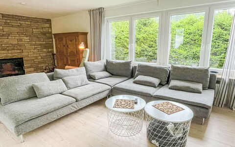 Mimi: Möbel, Couch, Interior Design, Flooring, Wohnzimmer, Fussboden, Zuhause, Stuhl, Wohnung