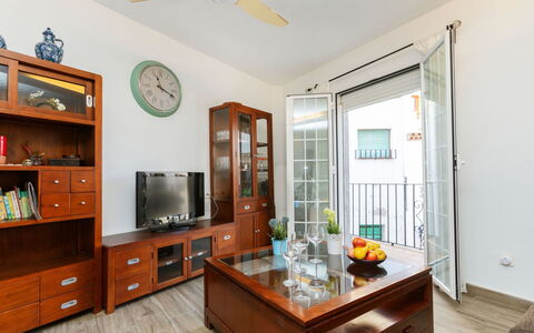Cap de Tossa: Cabinetry, Möbel, Eigentum, Tabelle, Deckenventilator, Holz, Orange, Haushaltsgerät, Countertop, Beleuchtung