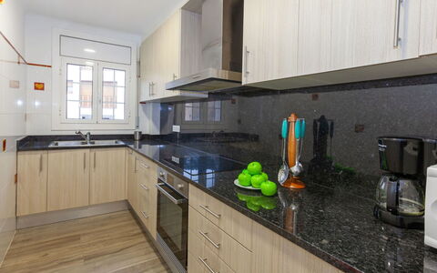 Cap de Tossa: Countertop, Eigentum, Zimmer, Küche, Cabinetry, Gelb, Möbel, Haus, Interior Design, Gebäude