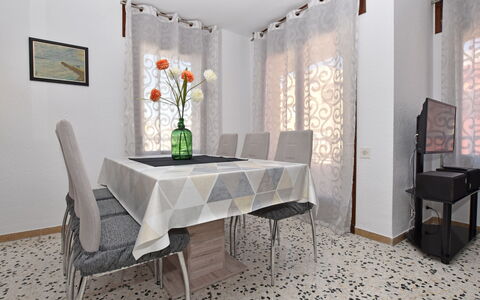 Magnolia: Zimmer, Möbel, Eigentum, Esszimmer, Interior Design, Fussboden, Tabelle, Gebäude, Decke, Wand