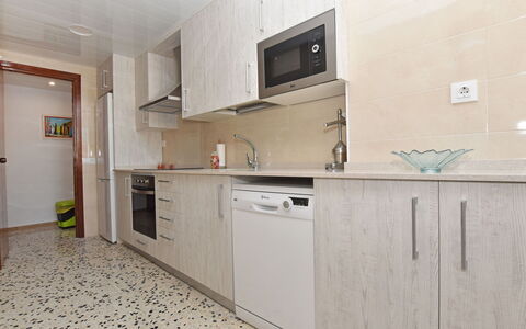 Magnolia: Eigentum, Zimmer, Küche, Cabinetry, Möbel, Interior Design, Gelb, Gebäude, Haus, Countertop