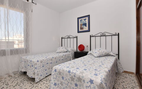 Magnolia: Schlafzimmer, Bett, Zimmer, Möbel, Bettdecke, Eigentum, Bedding, Bettrahmen, Fussboden, Interior Design