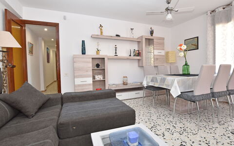 Magnolia: Wohnzimmer, Zimmer, Eigentum, Interior Design, Möbel, Gebäude, Haus, Kaffetisch, Tabelle, Fussboden