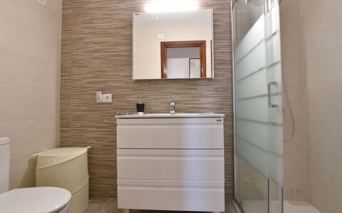 Magnolia: Spiegel, Sinken, Zapfhahn, Badezimmerschrank, Eigentum, Bad Sink, Armatur, Cabinetry, Badezimmer