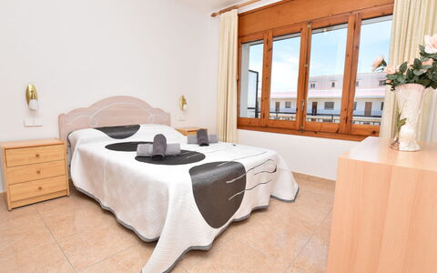 Helen: Schlafzimmer, Möbel, Zimmer, Eigentum, Bett, Interior Design, Bettrahmen, Produkt, Fussboden, Suite