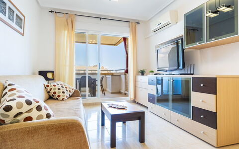 Oropesa del Mar 620: Möbel, Cabinetry, Komfort, Holz, Countertop, Interior Design, Tabelle, Fussboden, Couch, Wohnzimmer