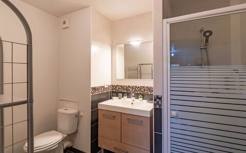 Capbreton 139: Eigentum, Sinken, Armatur, Spiegel, Badezimmer, Zapfhahn, Interior Design, Badezimmerschrank, Lila