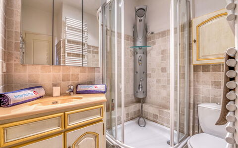 Saint-Tropez 260: Badezimmer, Eigentum, Zimmer, Interior Design, Fliese, Grundeigentum, Gebäude, Die Architektur, Zuhause, Haus
