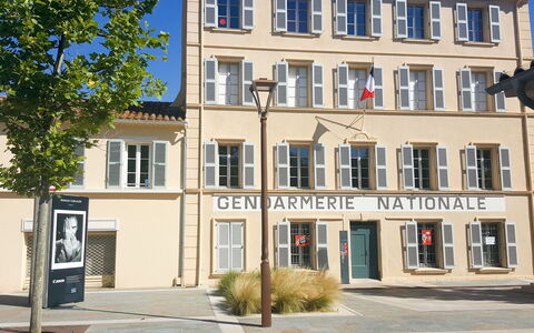Saint-Tropez 260: Gebäude, Pflanze, Fenster, Tür, Urban Design, Baum, Nachbarschaft, Wohngebiet, Grundeigentum