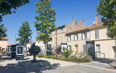 Saint-Tropez 260: Himmel, Pflanze, Gebäude, Eigentum, Fenster, Baum, Strassenbelag, Haus, Urban Design, Grundstueck