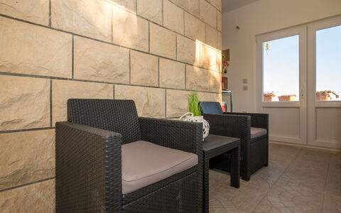 Ivana: Möbel, Eigentum, Komfort, Fenster, Holz, Gebäude, Interior Design, Wohnzimmer, Flooring, Schatten