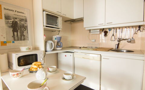 Paradis du Soleil: Zimmer, Eigentum, Küche, Möbel, Countertop, Interior Design, Gelb, Gebäude, Cabinetry, Haus