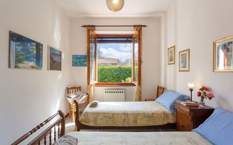 Villa Campiglia: Schlafzimmer, Möbel, Zimmer, Eigentum, Bett, Interior Design, Bettrahmen, Gebäude, Decke, Haus