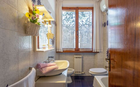 Villa Campiglia: Badezimmer, Zimmer, Eigentum, Interior Design, Gelb, Gebäude, Haus, Grundeigentum, Zuhause, Fussboden