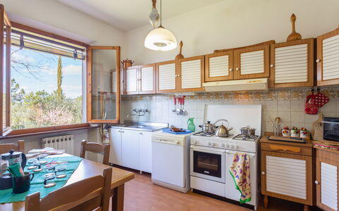 Villa Campiglia: Zimmer, Eigentum, Gebäude, Küche, Möbel, Grundeigentum, Haus, Interior Design, Cabinetry, Zuhause