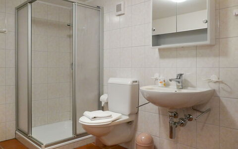 Rustico al Campett: Badezimmer, Eigentum, Zimmer, Fliese, Armatur, Zapfhahn, Die Architektur, Wand, Bad Zubehör, Interior Design