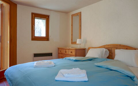 Rustico al Campett: Schlafzimmer, Zimmer, Bett, Möbel, Bettdecke, Eigentum, Bettrahmen, Bedding, Interior Design, Matratze