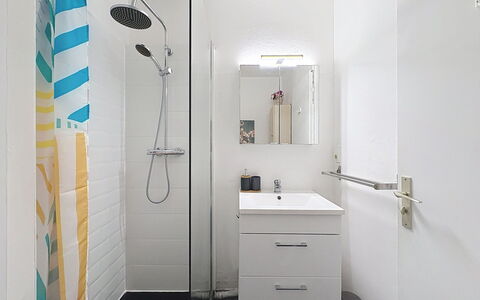 La Grande Motte 200: Badezimmer, Flooring, Interior Design, Wand, Fussboden, Armatur, Toilette, Fliese, Installation, Zimmer