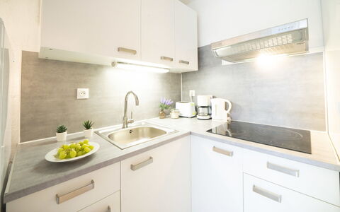 La Grande Motte 310: Countertop, Küche, Interior Design, Küchengerät, Major Appliance, Flooring, Cabinetry, Armatur, Möbel, Sinken