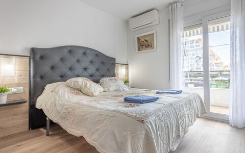Port Salins: Schlafzimmer, Bett, Möbel, Zimmer, Eigentum, Bettdecke, Interior Design, Bettrahmen, Matratze, Fussboden