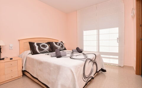 Medisol: Schlafzimmer, Bett, Möbel, Zimmer, Bettdecke, Eigentum, Bedding, Bettrahmen, Interior Design, Wand