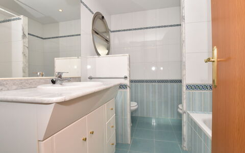 Medisol: Badezimmer, Eigentum, Zimmer, Interior Design, Fussboden, Sinken, Fliese, Die Architektur, Armatur, Gebäude