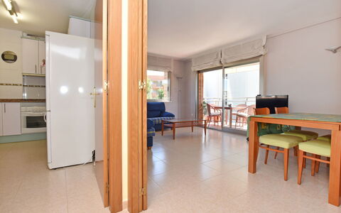 Medisol: Zimmer, Eigentum, Gebäude, Fussboden, Möbel, Grundeigentum, Interior Design, Haus, Wohnung, Dachgeschoss