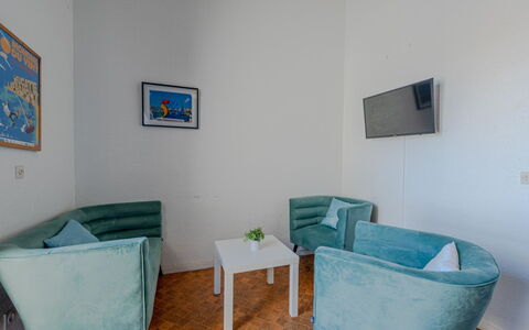 Maison des Sables 3: Bilderrahmen, Möbel, Eigentum, Blau, Azurblau, Couch, Interior Design, Gebäude, Komfort, Flooring