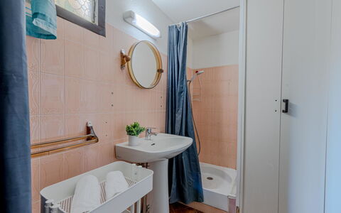 Maison des Sables 3: Spiegel, Zapfhahn, Armatur, Sinken, Eigentum, Bad Sink, Badezimmer, Gebäude, Lila, Interior Design
