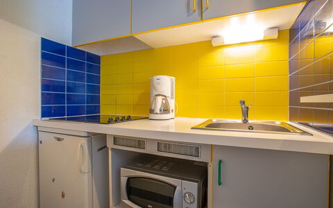 Tahiti: Möbel, Eigentum, Tabelle, Cabinetry, Stuhl, Holz, Gebäude, Beleuchtung, Countertop, Interior Design
